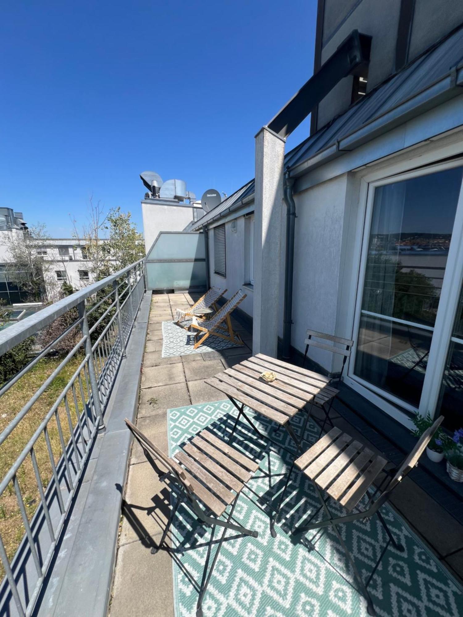 Rooftop View Haven Apartment *